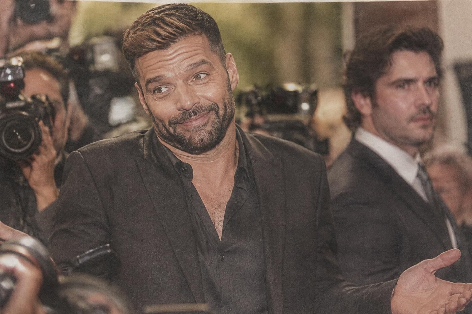 ricky martin responde con humor a los rumores de romance con eduardo verástegui y comparte las palabras con las que reaccionó.