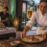 un hotel de lujo en méxico ofrece a los perros masajes de cromoterapia y cenas creadas por chefs para una experiencia de bienestar única.