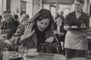 descubre qué hay detrás de «un momento, por favor...» y acompáñanos en esta pausa llena de expectativa.