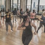 descubre en chicago una clase de ejercicio única que combina energía, movimiento y los grandes éxitos de motown para poner a todos a bailar.