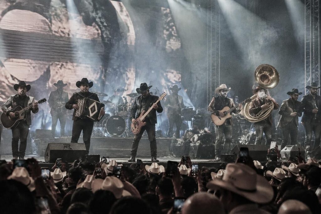los tucanes de tijuana y marca registrada llevan sus narcocorridos a chihuahua con el lema «¡que valga la multa!».