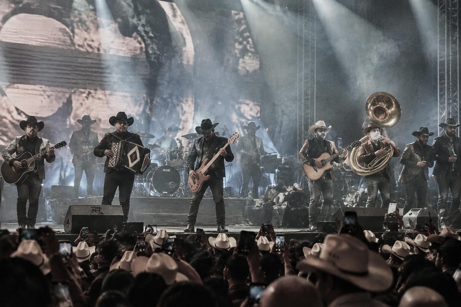 los tucanes de tijuana y marca registrada llevan sus narcocorridos a chihuahua con el lema «¡que valga la multa!».