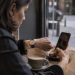 ¿por qué consultamos el móvil para ver la hora aunque llevemos reloj? psicólogos explican cómo influye nuestra forma de percibir el tiempo.
